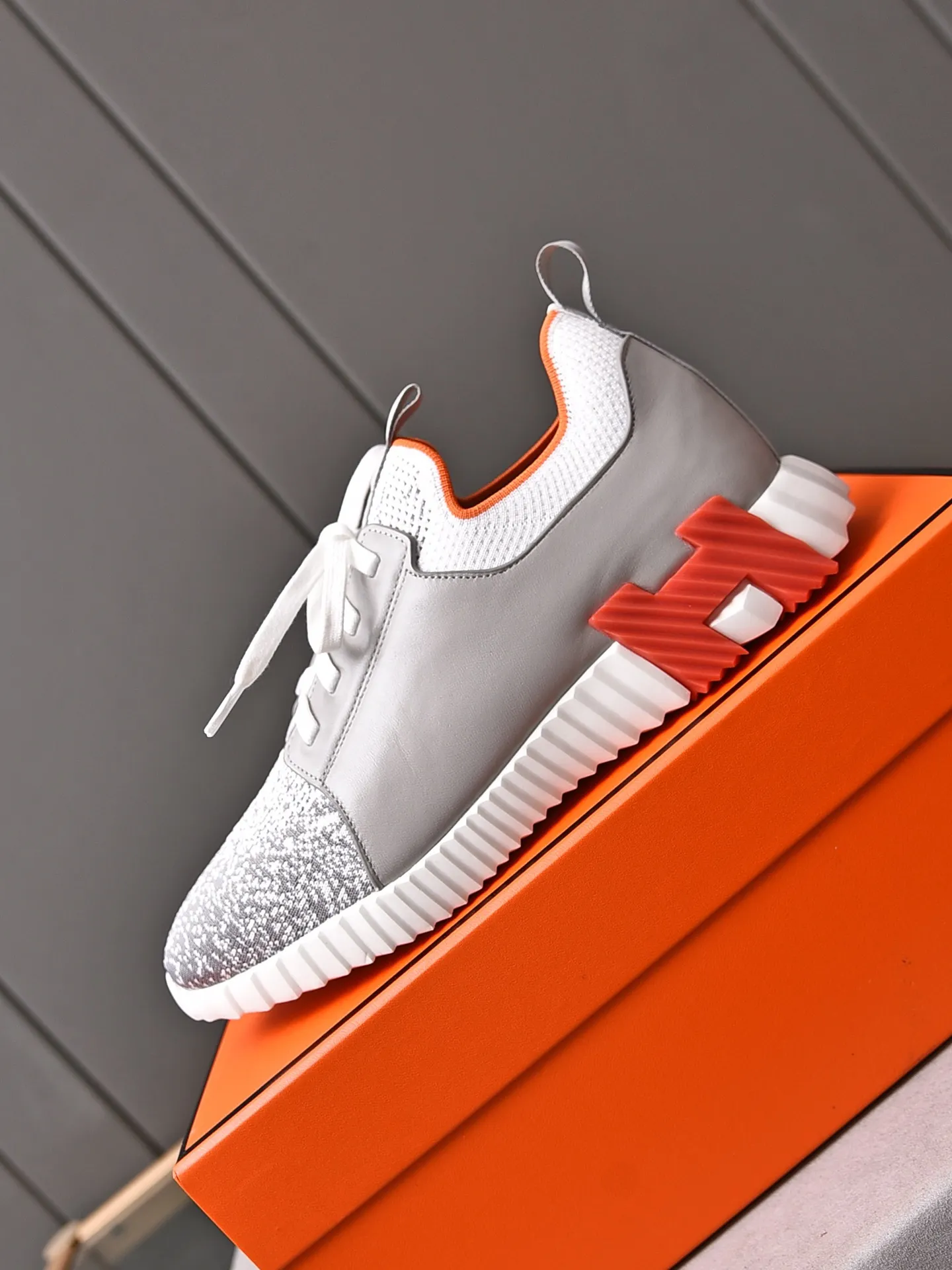 Factory price PP600 [Hermes] fe new arrival~ New Bouncing sneakers are the most comfortable shoes from Hermès, no one else⃣️. They are very light on the feet and look great. You won’t feel tired even when you go shopping and running around. 👍 Very light and comfortable, very light, suitable for both sports and leisure, and feel great when you step on them! It’s up to you to choose, there’s always what you want~ ✔️Fabric: Imported first-layer cowhide + high-elastic fly weave ✔️Inner lining: Imported water-dyed cow lining ✔️Outsole: Seamless combination of IP+TPU (multi-color letters) German technology irradiation machine ✔️Code number: Male 38-44 (45 customized)